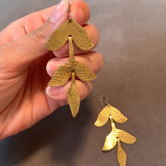 • Earrings • - Picture 3 of 3